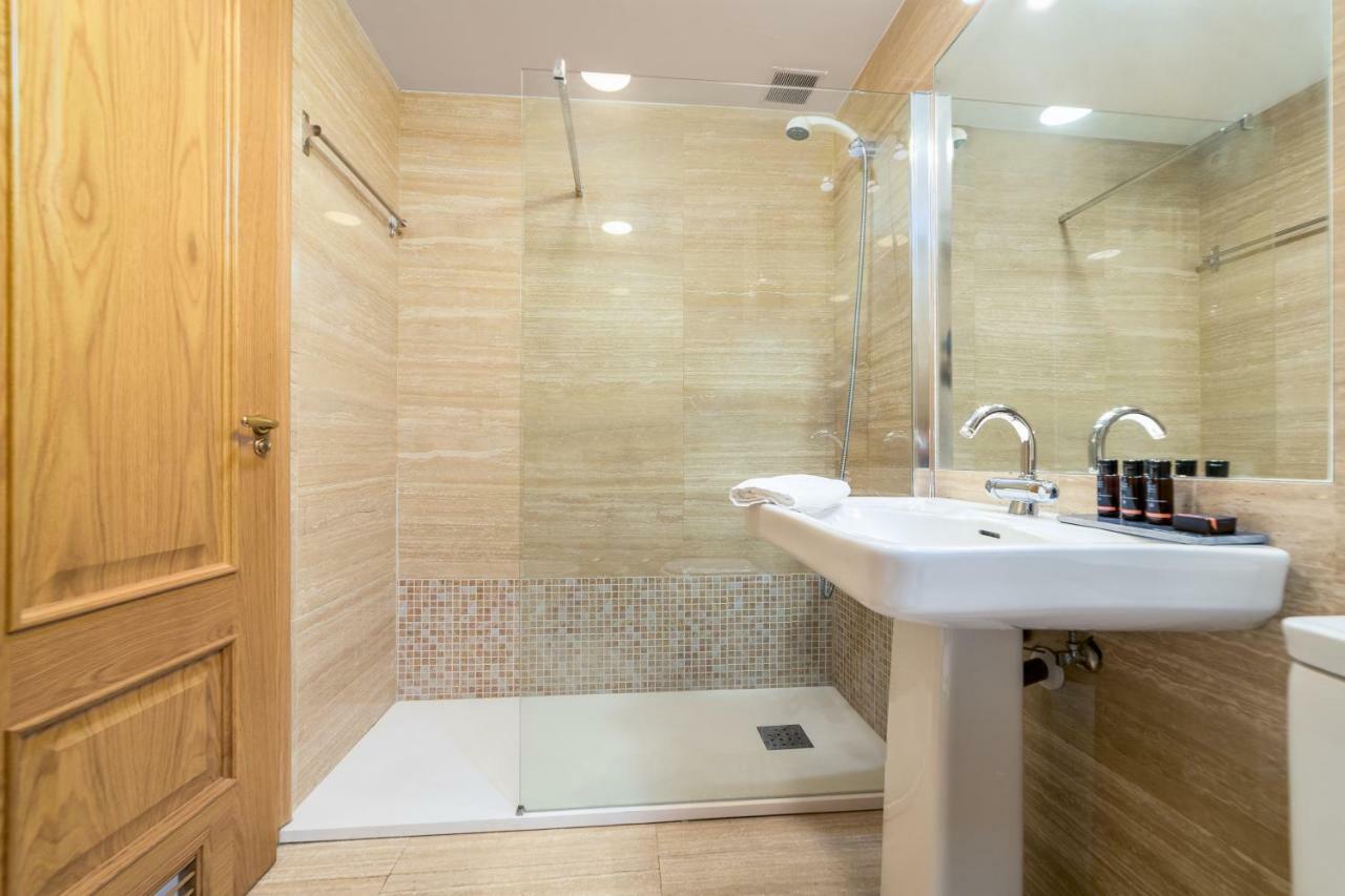 Iloftmalaga Larios-Strachan ภายนอก รูปภาพ