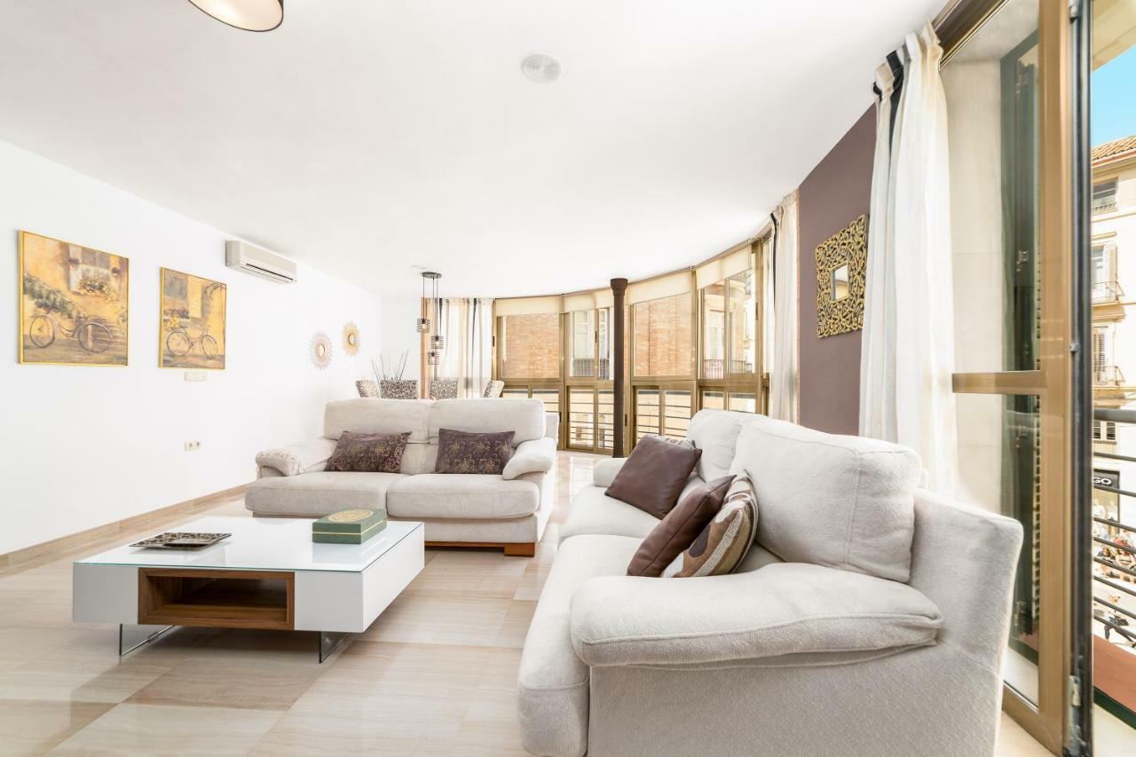 Iloftmalaga Larios-Strachan ภายนอก รูปภาพ