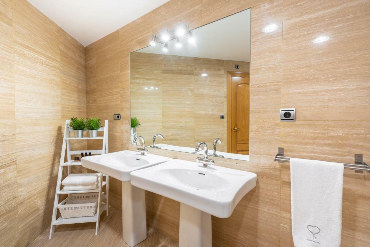 Iloftmalaga Larios-Strachan ภายนอก รูปภาพ