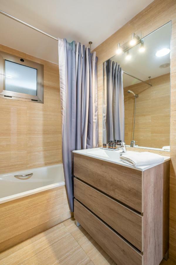 Iloftmalaga Larios-Strachan ภายนอก รูปภาพ