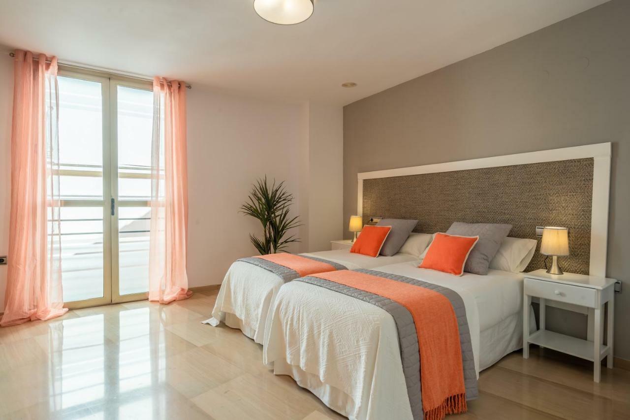 Iloftmalaga Larios-Strachan ภายนอก รูปภาพ