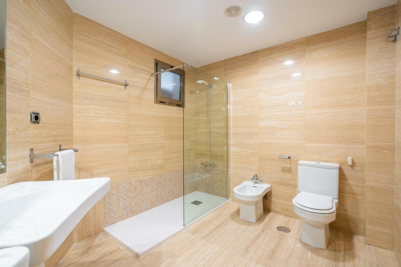 Iloftmalaga Larios-Strachan ภายนอก รูปภาพ